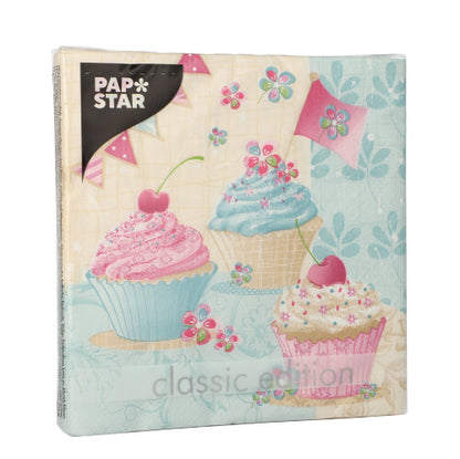 Egy 20 darabos PAPSTAR szalvétacsomag, 33x33 cm, 3 rétegű, 1/4 hajtással a PAPSTAR GmbH Design Set 6-ból, cupcake-eket, cseresznyéket, virágokat és zászlókat mutat világoskék-bézs háttéren.