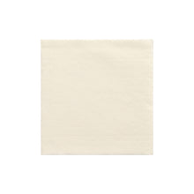 Eine einzelne unbenutzte PAPSTAR Servietten 1/4-Falz Serviette (24x24 cm, champagner) aus der "DAILY Collection" der PAPSTAR GmbH liegt flach auf weißem Grund und zeigt ihre feine Struktur.