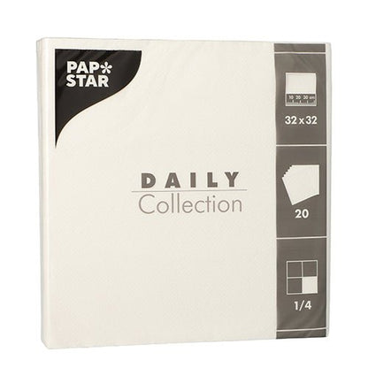 Egy csomag PAPSTAR 20 szalvéta "DAILY Collection" 1/4-hajtás, 32 x 32 cm, fehér a PAPSTAR GmbH-tól – ideális az asztaldekorációhoz. A csomagolás elején méret- és hajtásrészletek vannak feltüntetve.