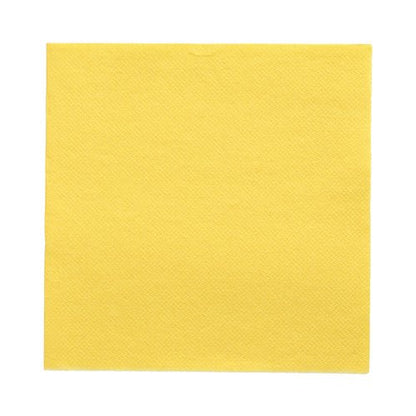 Egy PAPSTAR 20 szalvéta „DAILY Collection“ 1/4-hajtás (32x32 cm) szalvéta a PAPSTAR GmbH-tól, sárgában finom struktúramintával és egyenes szélekkel, laposan fehér alapon fekszik – tökéletes elegáns asztaldekorációhoz.