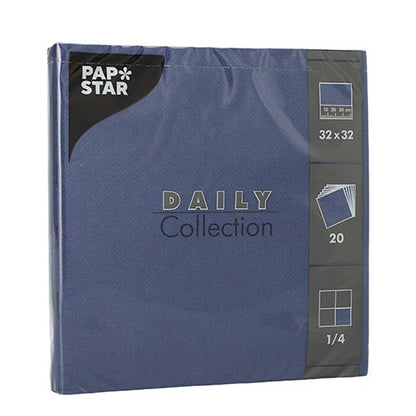 Egy kék csomag 20 PAPSTAR "DAILY Collection" szalvétával 1/4 hajtás, 32 x 32 cm a PAPSTAR GmbH-tól – ideális a stílusos asztaldekorációhoz, hajtás- és mennyiségszimbólumokkal a jobb oldalon.