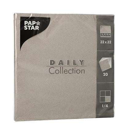 A 20 szalvéta „DAILY Collection“ (32x32 cm, 1/4-hajtás) a PAPSTAR GmbH-tól stílusos világosbarna csomagolásban jön ezüst és fehér szöveggel, tökéletes egy elegáns asztaldekorációhoz.
