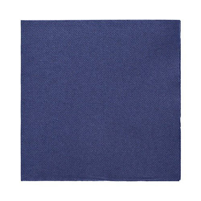 Egyetlen, szépen hajtogatott 50 szalvéta „DAILY Collection” 1/4-hajtású szalvéta (32 x 32 cm) a PAPSTAR GmbH-tól sötétkék színben, középen egy egyszerű fehér háttéren.