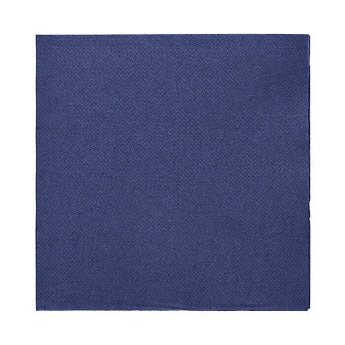 Egy egyszínű sötétkék PAPSTAR 50 szalvéta „DAILY Collection” (32x32 cm, 1/4-hajtás) a PAPSTAR GmbH-tól fehér háttéren látható. A kiváló minőségű szalvéta lenyűgöz egyszerű, mintázat nélküli struktúrájával.
