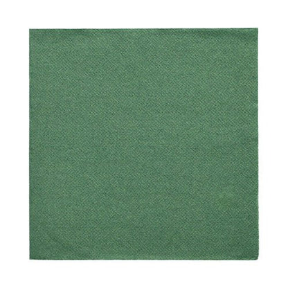 Egy zöld, négyzet alakú szalvéta a PAPSTAR 50 szalvéta „DAILY Collection” (32 x 32 cm, 1/4-hajtás) a PAPSTAR GmbH-tól fehér háttéren jelenik meg, így hangsúlyozva egyszerű eleganciáját.