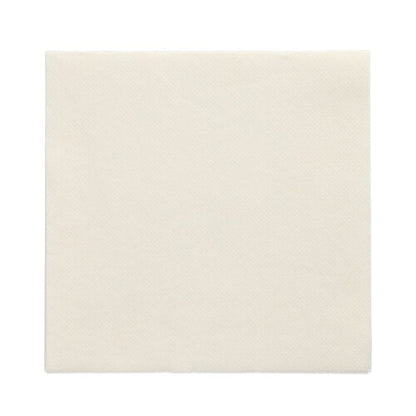 Egyetlen négyzet alakú PAPSTAR 150 szalvéta „DAILY Collection“ 1/4-hajtású szalvéta (32 cm x 32 cm) a PAPSTAR GmbH-tól kiterítve fehér háttéren, bemutatva egyszerű fehér színét és finom felületi textúráját.