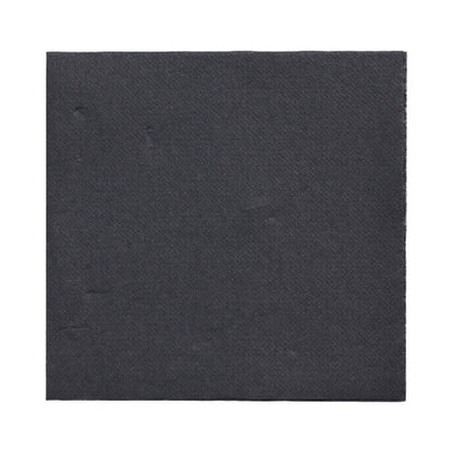 Fehér alapon egy egyszerű, négyzet alakú fekete szalvéta látható a 150 „DAILY Collection“ szalvétából a PAPSTAR GmbH-tól (32 x 32 cm, 1/4 hajtás), amelynek felülete sima, enyhe textúrával, látható minták vagy motívumok nélkül.