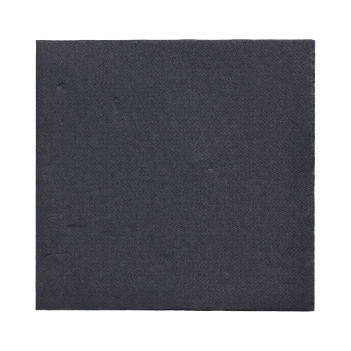 Fehér alapon egy fekete 150 „DAILY Collection“ szalvéta (1/4 hajtás, 32x32 cm) a PAPSTAR GmbH-tól látható, amely sima, finoman strukturált felületét kis szabálytalanságokkal mutatja.