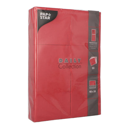 Egy csomag PAPSTAR 50 szalvéta „DAILY Collection“ 48 cm x 30 cm evőeszköz hajtással a PAPSTAR GmbH-tól, átlátszó műanyagba burkolva, amely fehér és szürke írással mutatja a termékrészleteket és tulajdonságokat a csomagoláson.