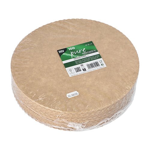 Egy halom kerek, barna, biológiailag lebomló papírtányér a PAPSTAR GmbH-tól a „PAPSTAR 100 tortaalátét, karton 'pure' kerek“ felirattal átlátszó fóliába csomagolva, zöld-fehér címkével a „Termékinformációk és vendéglátás minőség“ felirattal ellátva.