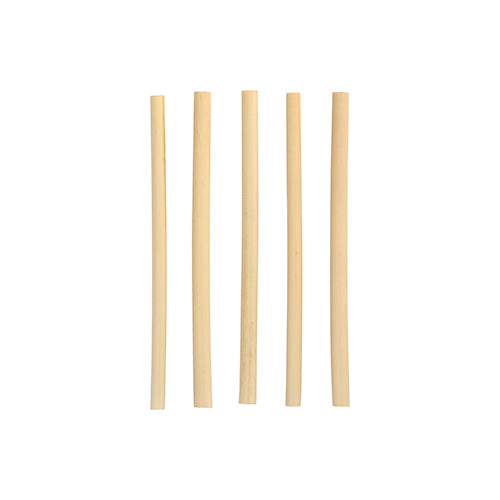 Öt PAPSTAR koktél szívószál nád "pure" (15 cm, Ø 7 mm) a PAPSTAR GmbH-tól függőlegesen egy egyszerű fehér háttér előtt vannak elrendezve, kiemelve a stílusos és környezetbarát, biológiailag lebomló szívószálakat.