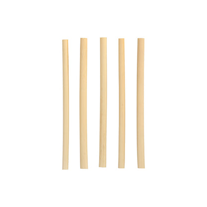 Öt PAPSTAR koktél szívószál nád "pure" (15 cm, Ø 7 mm) a PAPSTAR GmbH-tól függőlegesen egy egyszerű fehér háttér előtt vannak elrendezve, kiemelve a stílusos és környezetbarát, biológiailag lebomló szívószálakat.