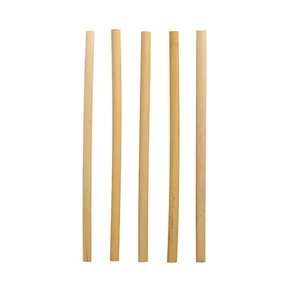 Öt PAPSTAR nád szívószál "pure" (Ø 7 mm, 20 cm) a PAPSTAR GmbH-tól függőlegesen áll fehér háttér előtt; a környezetbarát szívószálak enyhén eltérnek vastagságban és színárnyalatban.