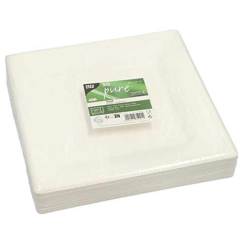 Egy halom PAPSTAR 50 tányér cukornádból „pure“, fenntartható és komposztálható, a PAPSTAR GmbH-tól, műanyagba csomagolva. A zöld-fehér címke a tetején termékinformációkat és az 50-es számot mutatja.