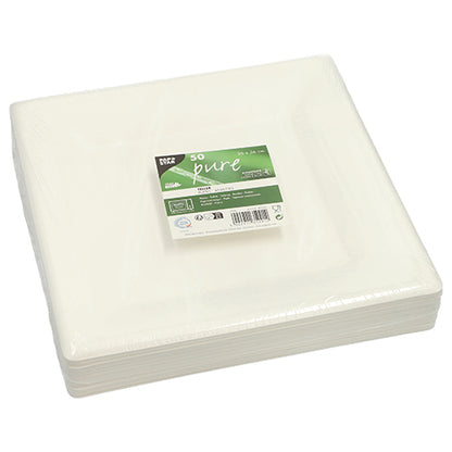 Egy halom PAPSTAR 50 tányér cukornádból „pure“, fenntartható és komposztálható, a PAPSTAR GmbH-tól, műanyagba csomagolva. A zöld-fehér címke a tetején termékinformációkat és az 50-es számot mutatja.