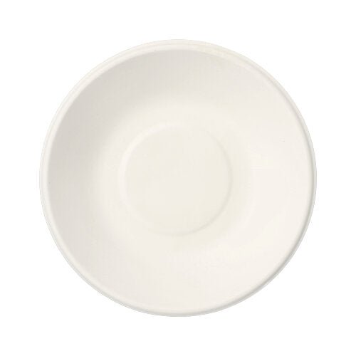 Egy egyszerű fehér kerámia csészealj, fehér háttér előtt felülről fényképezve, tükrözi a PAPSTAR GmbH 50 táljának, cukornád „pure“ fehér, egyszerű dizájnját – fenntartható és biológiailag lebomló eldobható tálak.