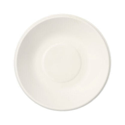 Egy egyszerű fehér kerámia csészealj, fehér háttér előtt felülről fényképezve, tükrözi a PAPSTAR GmbH 50 táljának, cukornád „pure“ fehér, egyszerű dizájnját – fenntartható és biológiailag lebomló eldobható tálak.