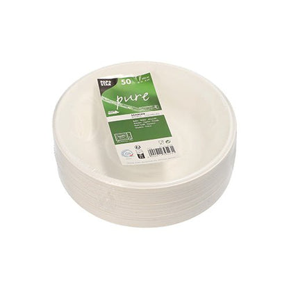Egy halom 50 fehér „Pure“ tál a PAPSTAR GmbH-tól, fenntartható, biológiailag lebomló cukornádból készült, műanyagba csomagolva, zöld „Pure“ címkével és öko-tanúsítási szimbólumokkal ellátva a csomagoláson.