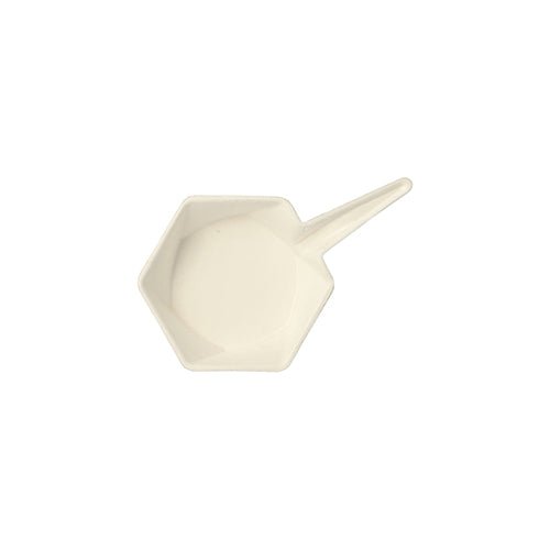 Egy PAPSTAR 50 fingerfood tál fehér cukornádból hatszög alakban a PAPSTAR GmbH márkájától, középen egy egyszerű fehér háttér előtt.
