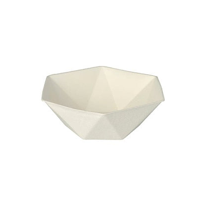 A fehér, 6-oldalú PAPSTAR cukornád tál ("pure"), egyszínű háttér előtt ábrázolva, modern geometriai kialakításával és matt felületével tűnik ki. Ez a fenntartható egyszer használatos tál 50 darabos csomagban kerül kiszállításra a PAPSTAR GmbH által.