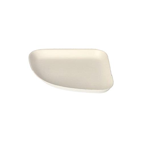 A 4-es tányér cukornád „pure“ fehér „Belle Vie, Ligne Carrée“ a PAPSTAR GmbH-tól krémszínű, szabálytalan alakú tányérokat mutat be lekerekített élekkel és sima felülettel, amelyek fehér háttér előtt vannak ábrázolva.