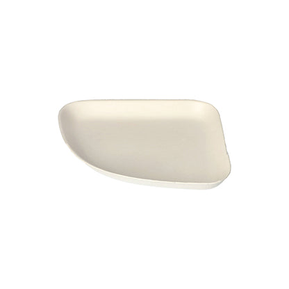 A 4-es tányér cukornád „pure“ fehér „Belle Vie, Ligne Carrée“ a PAPSTAR GmbH-tól krémszínű, szabálytalan alakú tányérokat mutat be lekerekített élekkel és sima felülettel, amelyek fehér háttér előtt vannak ábrázolva.