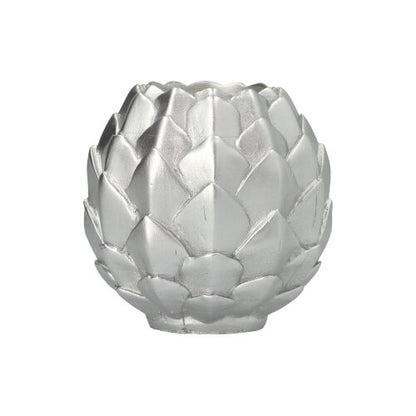 Die Starpak Kugelkerze Ø 10 cm silber "Pine Cone" ist eine silberne, runde Kerze mit festlichem Tannenzapfen-Design und überlappenden Segmenten – ideal als elegantes Dekorationsstück.