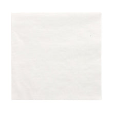 Egy PAPSTAR szalvéta 1-rétegű, 33x33 cm, fehér, 1/4-hajtású szalvéta egy 500 darabos csomagból a PAPSTAR GmbH-tól laposan fekszik fehér alapon, használatlan és hajtogatás nélküli, látható minták vagy dizájnok nélkül.