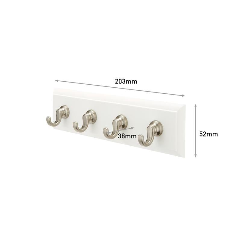 A Command™ kulcstartó sín kvarc színben, HOM18-Q a 3M Deutschland GmbH-tól egy fehér, falra szerelhető sín négy ezüst akasztóval (203x52mm, 38mm akasztó távolság) kulcsok tárolására és egyszerű felszerelésre bármely helyiségben.