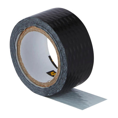 Egy tekercs Scotch® Extremium™ univerzális ragasztószalag (3 m x 19 mm) a 3M Deutschland GmbH-tól függőlegesen áll, részben letekeredett véggel, amely a ragasztót mutatja, fehér háttér előtt.