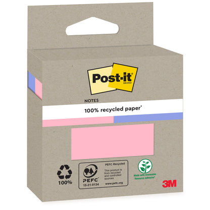 Egy barna kartondoboz Post-it® újrahasznosított jegyzetekkel, 76x76mm, 100 lap, 100% PEFC a 3M Deutschland GmbH-tól, újrahasznosítási és PEFC logóval, rózsaszín mintás jegyzettel és zöld címkével "Megújuló erőforrásból készült ragasztóval".