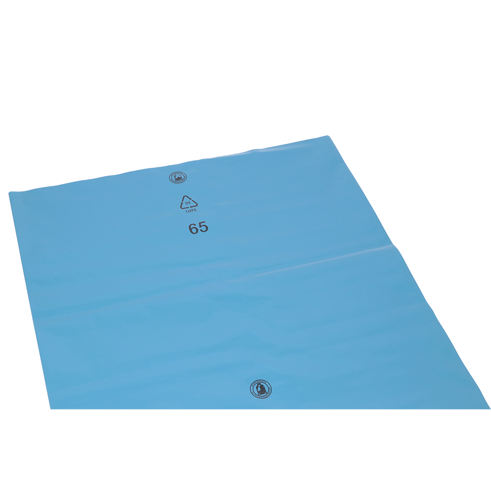 Die EMIL DEISS KG Abfallsäcke aus Recycling-LDPE 140 l sind flache, rechteckige blaue Kunststoffsäcke mit schwarzem, kreisförmigem Recycling-Symbol "65", ideal für die umweltfreundliche Abfallentsorgung. Geliefert als 150 Rollen pro Karton.