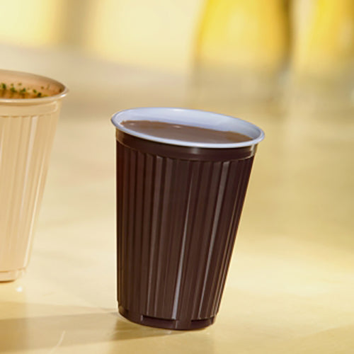 Egy italokkal teli Starpak 100 thermo-automata pohár (PS, 0,18l, Ø7,03cm, 9cm, barna/fehér) egy világos felületen áll egy másik pohár mellett; ideális italokhoz útközben. 100 darabos csomag.