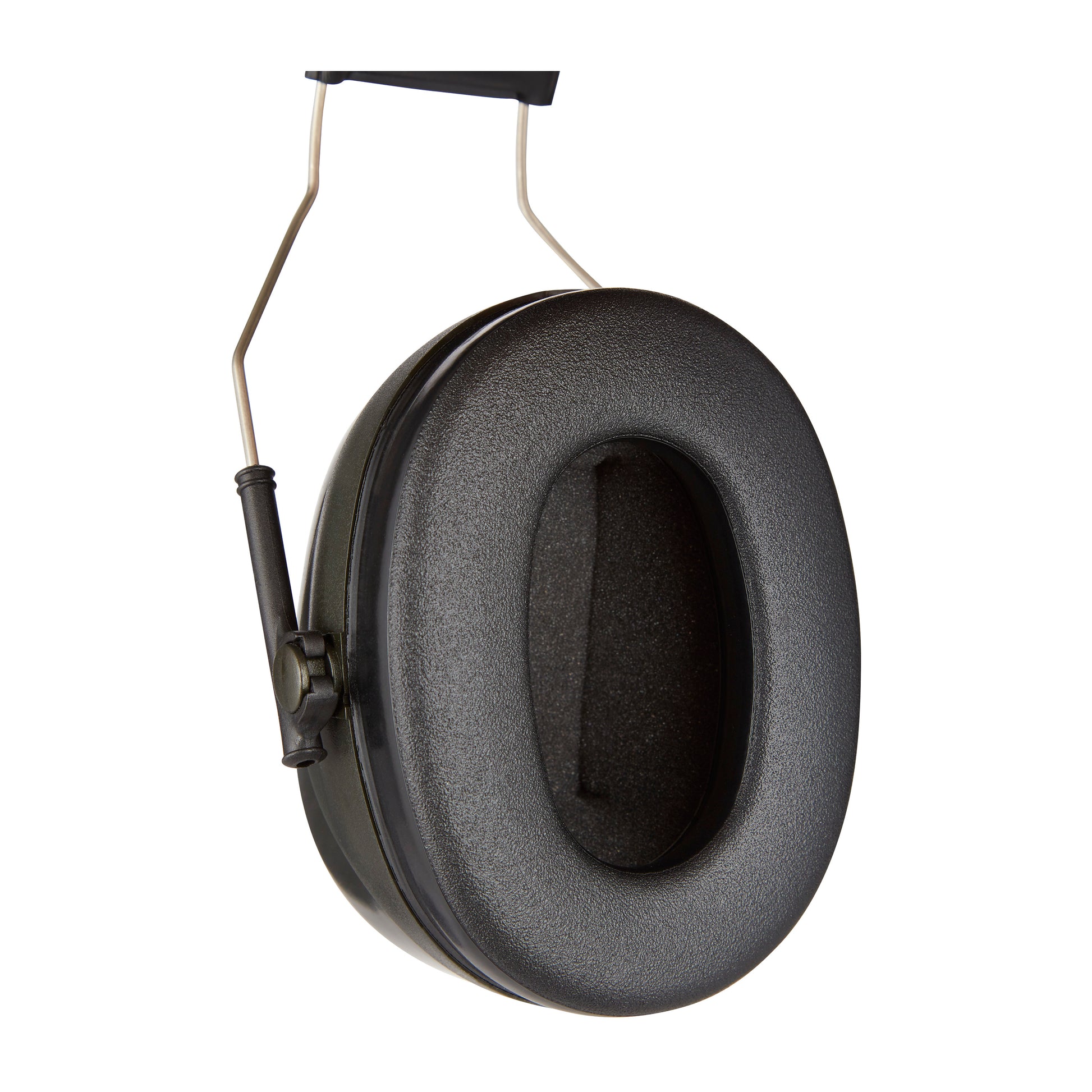 Nahaufnahme des 3M™ PELTOR™ Optime™ II H520A grüner Kapselgehörschützer (SNR 31 dB) der 3M Deutschland GmbH mit einem einzelnen ovalen Ohrpolster, das am Metallkopfbügel befestigt ist, vor einem weißen Hintergrund.