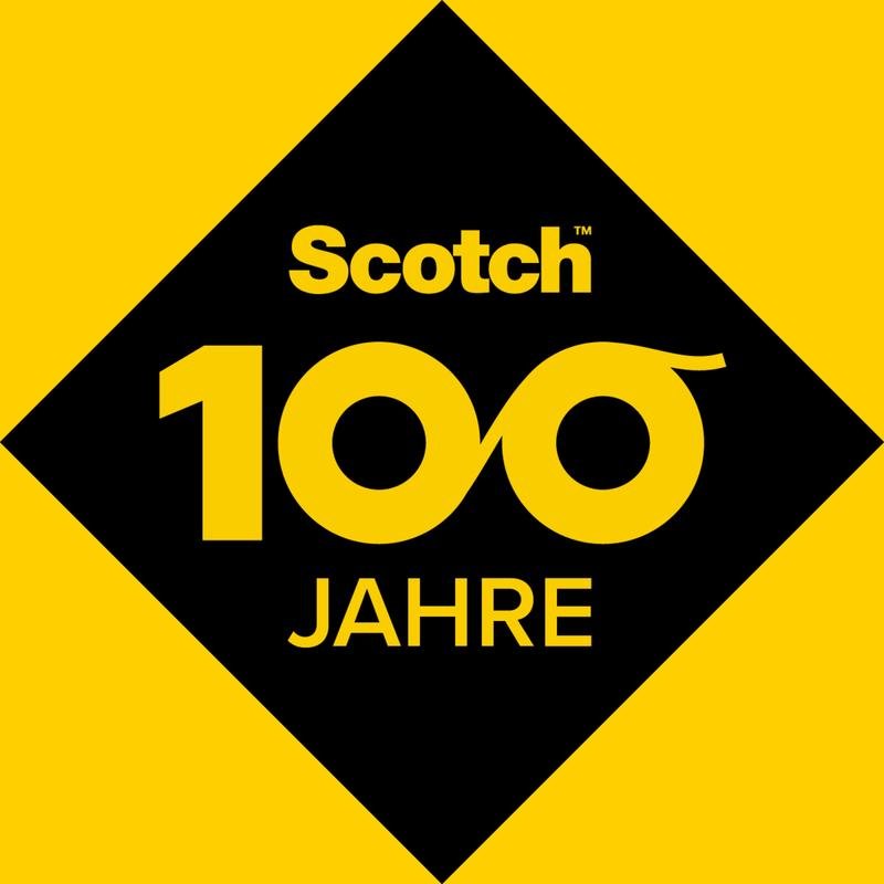 Egy sárga-fekete grafika ünnepli a Scotch™ 100. évfordulóját, a 3M Deutschland GmbH logójával, a "100" stilizálva mint ragasztószalag és "Jahre" alatta, kiemelve a Scotch™ Karim Rashid asztali adagolót.