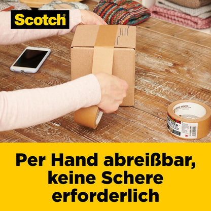 Egy személy kézzel tépi le a Scotch® Box Lock™ papír csomagolószalagot, hogy lezárjon egy dobozt egy fa asztalon. Látható egy tekercs ragasztószalag, egy okostelefon és hajtogatott textíliák. A német szöveg kiemeli a 3M Deutschland GmbH könnyű tépési funkcióját.