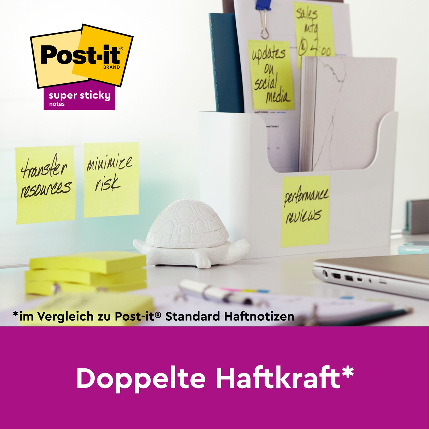 Egy íróasztal Post-it® Super Sticky Notes-szal, sárga (51 mm x 76 mm) a 3M Deutschland GmbH-tól, 90 lap/blokk, egy elválasztó falon egy fehér tolltartó, teknős dekoráció és irodaszerek mellett. Kétszeres ragasztóerővel és környezetbarát csomagolással.