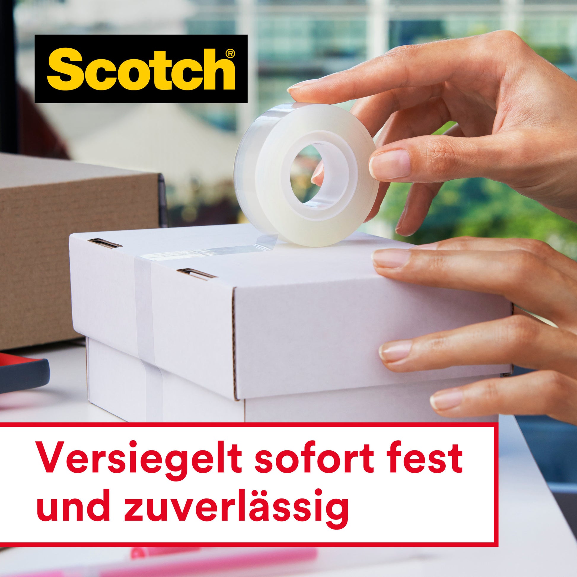 Eine Person verschließt einen weißen Karton mit dem Scotch® Crystal Klebeband, 19 mm x 15 m, der 3M Deutschland GmbH mit dem mitgelieferten Handabroller. Oben links ist das Scotch-Logo zu sehen; der deutsche Text lautet: "Sofort fest und zuverlässig versiegelt.