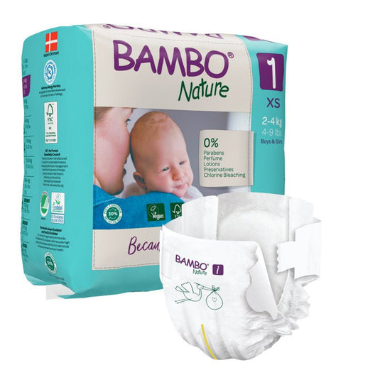 Az Abena Re-Seller GmbH által gyártott, 2–4 kg súlyú csecsemőknek szánt Bambo Nature csomagolásán egy csecsemő fotója látható. Az elülső oldalon egy pelenka látható, amely kiemeli a termék környezetbarát kialakítását, a márka logóját és a fenntartható anyagokat.