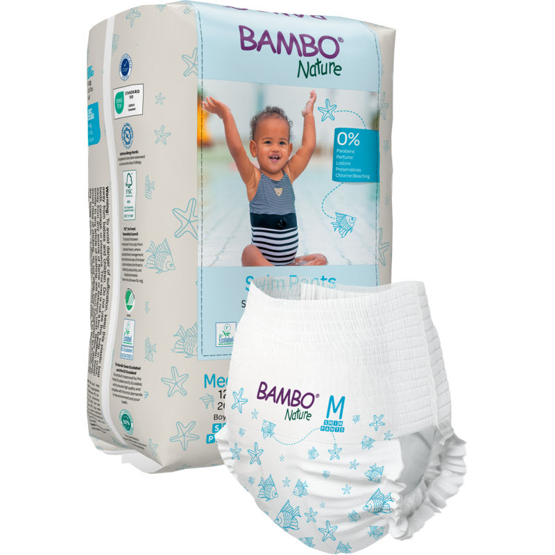 Eine Packung Bambo Nature Schwimmwindel, Gr. M, 12+ kg (12 Stück) von Abena Re-Seller GmbH ist mit einer Schwimmwindel vorne abgebildet und zeigt ein lächelndes Kind im Badeanzug mit erhobenen Armen auf der Verpackung.