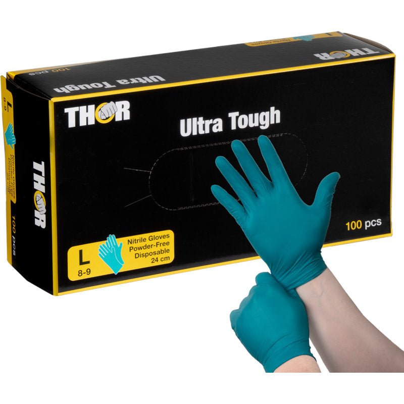 Egy kéz húz egy zöld nitril kesztyűt egy fekete-sárga "Thor Ultra Tough, Zöld" doboz előtt, amely az Abena Re-Seller GmbH terméke - púdermentes eldobható kesztyűk, L méret (100 darab), ideális igényes feladatokhoz és szabadtéri tevékenységekhez.