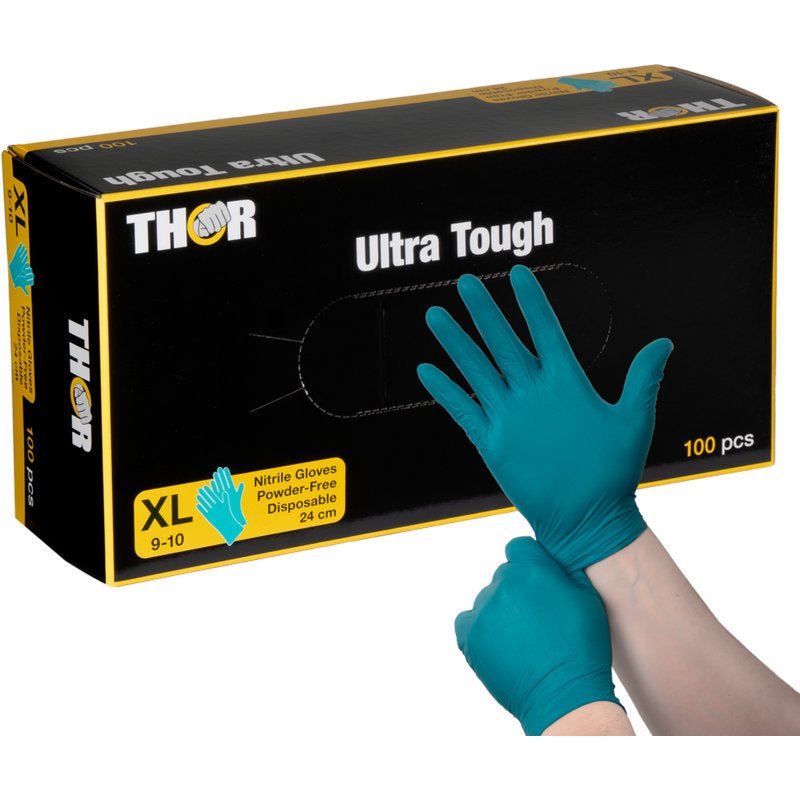 Egy személy húz egy zöld nitril kesztyűt egy fekete-sárga "Thor Ultra Tough, Zöld" doboz előtt, amely az Abena Re-Seller GmbH terméke, amely ezt a robusztus terméket jelzi, ideális szabadtéri tevékenységekhez és feladatokhoz, ahol erős védelem szükséges.