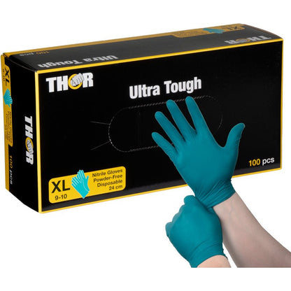 Egy személy húz egy zöld nitril kesztyűt egy fekete-sárga "Thor Ultra Tough, Zöld" doboz előtt, amely az Abena Re-Seller GmbH terméke, amely ezt a robusztus terméket jelzi, ideális szabadtéri tevékenységekhez és feladatokhoz, ahol erős védelem szükséges.
