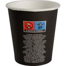 Der Kaffeebecher "Beans" von Abena Re-Seller GmbH hat ein schwarzes Design mit durchgestrichenem Plastiksymbol und mehrsprachigem "PLASTIC IN PRODUCT"-Label - ein umweltfreundlicher Stil, ideal neben Ihrer Lieblingskeramik-Tasse.