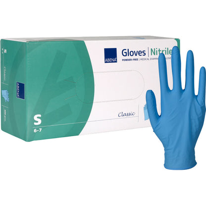 Egy Abena Re-Seller GmbH Nitril kesztyű Classic, púdermentes, kék (kis méret) doboz látható jobbra egy függőleges kék kesztyűvel. A zöld-fehér-kék csomagolás illik az orvosi intézményekhez.