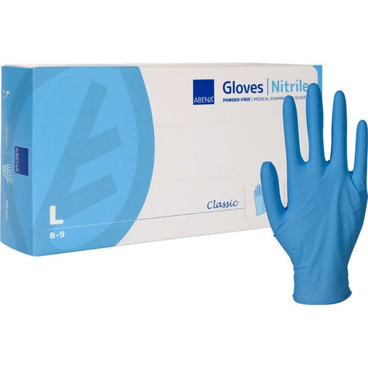 Az Abena Re-Seller GmbH által gyártott, „Nitril-kesztyű, Classic, púdermentes, kék” feliratú doboz, amelyen egy feltűnő kék „L” betű (Large) látható, egy felállított kesztyű mellett áll; a doboz feliratának szerint púdermentes orvosi vizsgálati kesztyűkről van szó.