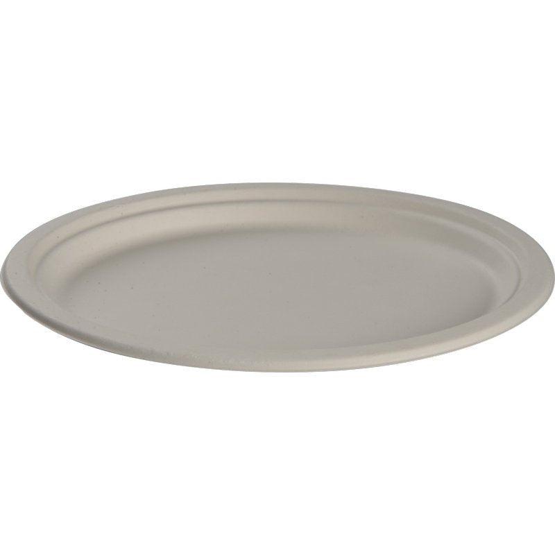 Egy ovális, fehér bagasse tányér (20 x 26 cm) az Abena Re-Seller GmbH-tól, fehér háttér előtt fényképezve. Ez a környezetbarát tányér 50 darabos csomagban érkezik, és ideális környezettudatos rendezvényekhez.