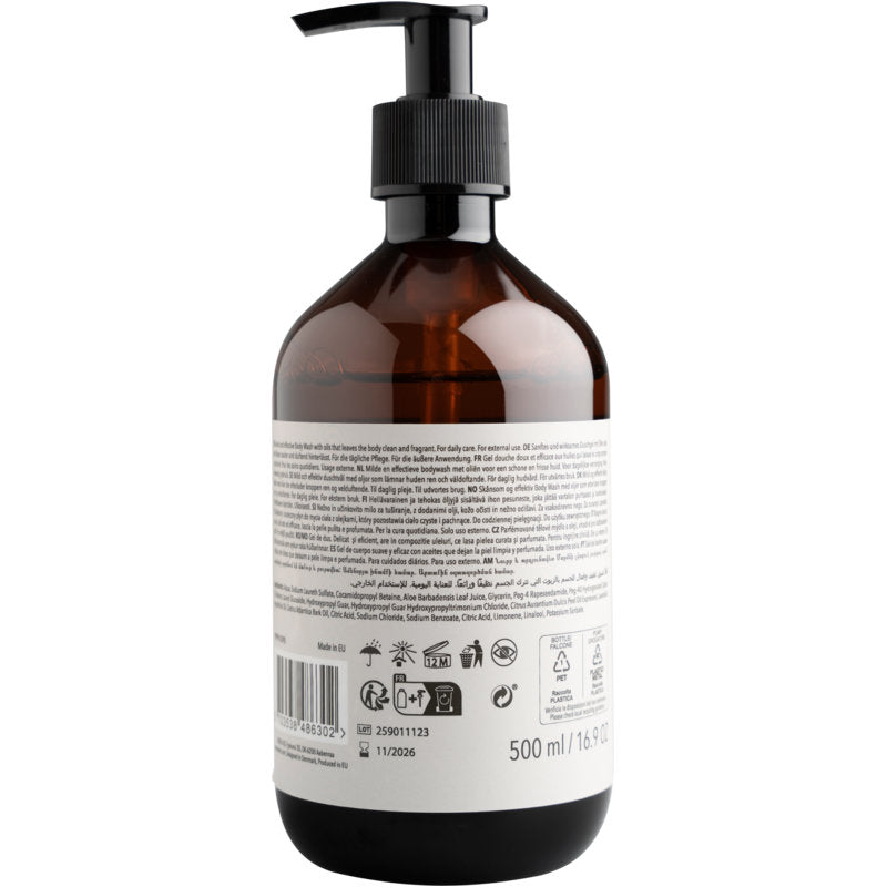 Eine braune Kunststoffflasche mit einer schwarzen Pumpe und einem großen weißen Etikett zeigt den Barcode, Recycling-Symbole und 500 ml Volumen für ENA Living Body Wash von Abena Re-Seller GmbH, verkauft als Karton (8 Packungen).