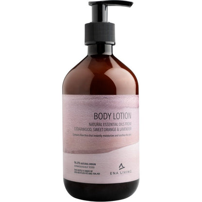 Egy barna pumpás flakon ENA Living Body Lotion (500 ml) az Abena Re-Seller GmbH-tól, természetes cédrusfa, édesnarancs és levendula olajokkal, valamint nyugtató aloe verával - ideális a mindennapi ápoláshoz. Kapható egy kartonban 8 csomaggal.