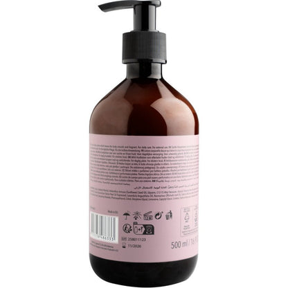 Egy barna műanyag pumpás flakon ENA Living Body Lotion (500 ml) az Abena Re-Seller GmbH-tól, hátulról bemutatva egy rózsaszín címkével, szöveggel, újrahasznosítási szimbólumokkal, vonalkóddal és térfogattal. Napi testápolásra tervezve.